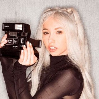 Русская писает и комментирует порно