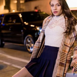 Мастурбирует после работы порно