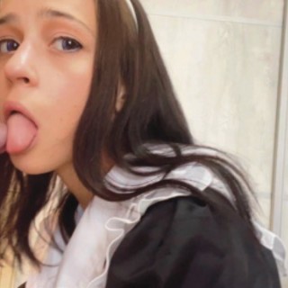 Горничная отсасывает и ебенится