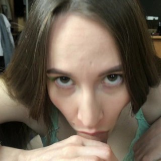 Дрочит ему конец и сосет, сучка в деле