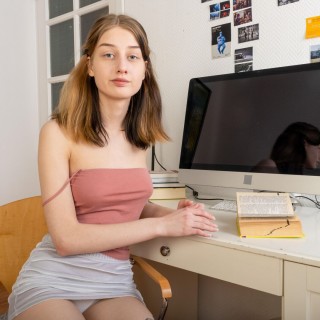 Молодка худышка классно ласкает пиздень