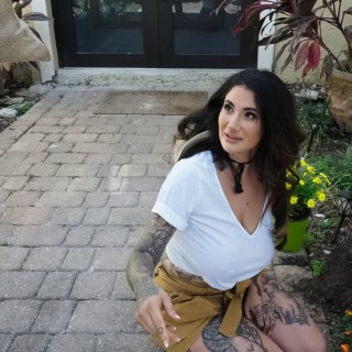 Пышногрудую мамашу долбит огромный хуй