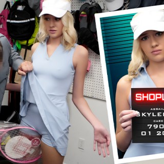 Шикарная блондинка попалась на воровстве и ей пришлось ебаться