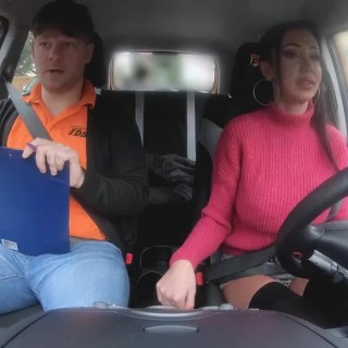 Инструктор в автомобиле затрахал сисястую самку