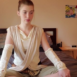 Сама трогает свою киску