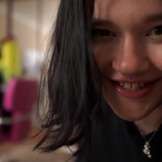 Русская сучка сосет пацану, его девушка не замечает