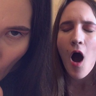 Шпилит сексуальную пышногрудую девку