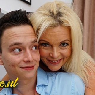 Зрелая грудастая маша шпилится с молодым хуем