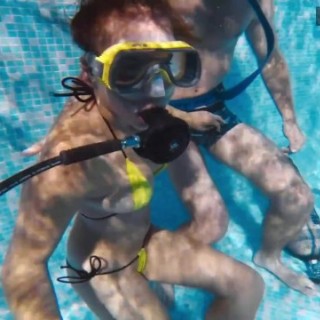 Забавы под водой, девка подрочила хер и взяла в ротик